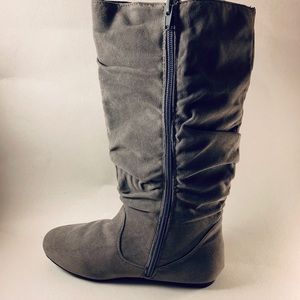 Boots- Gray flat comfortable boots. Size 6, new